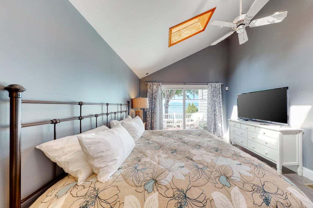 Long Sands Lakefront Home