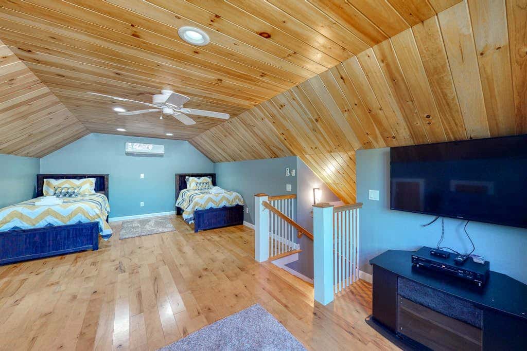 Long Sands Lakefront Home