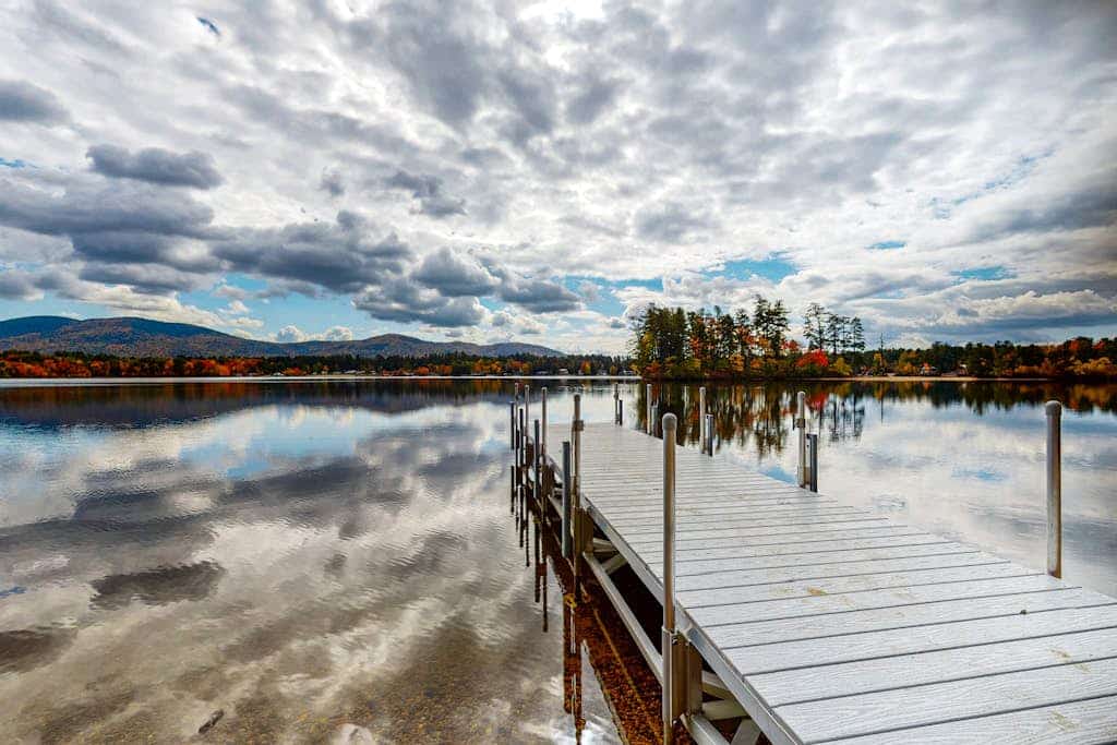 Tranquil lakefront cottage with private beach, boat slip & fishing kayak access