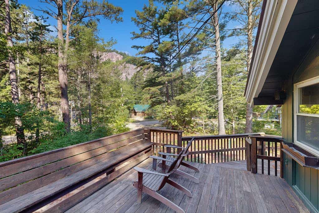 Two-story charming retreat w/deck, private gas grill, and private washer/dryer