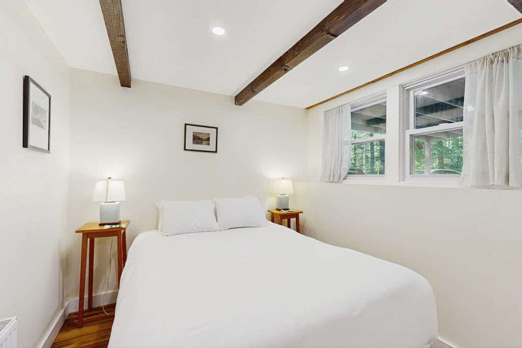 Two-story charming retreat w/deck, private gas grill, and private washer/dryer