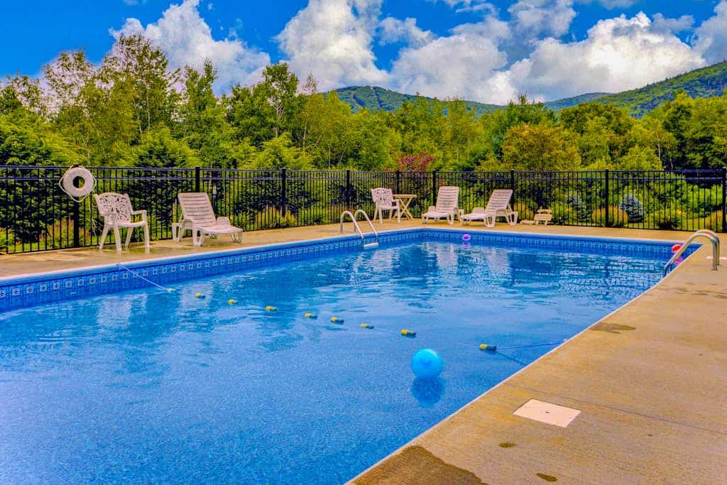 Condo w/ gorgeous Cranmore view, shared pool/tennis, AC & WiFi - near town
