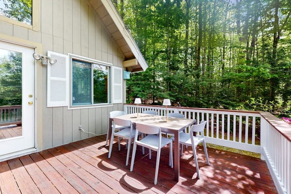 Country dog friendly lake house w/ access to beaches, tennis & pickleball