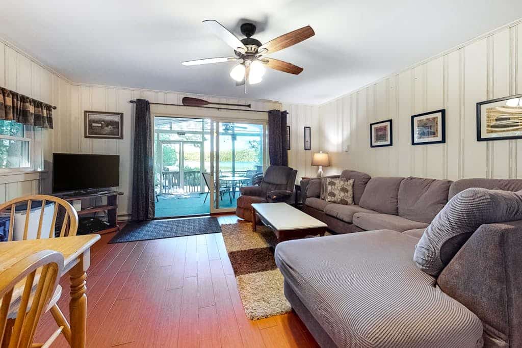Lakefront cottage on Big Pea Porridge Pond w/ private dock, beach, kayaks, canoe