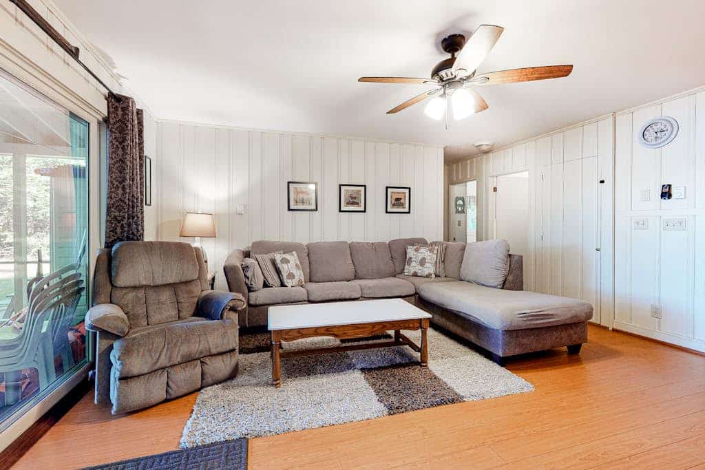Lakefront cottage on Big Pea Porridge Pond w/ private dock, beach, kayaks, canoe