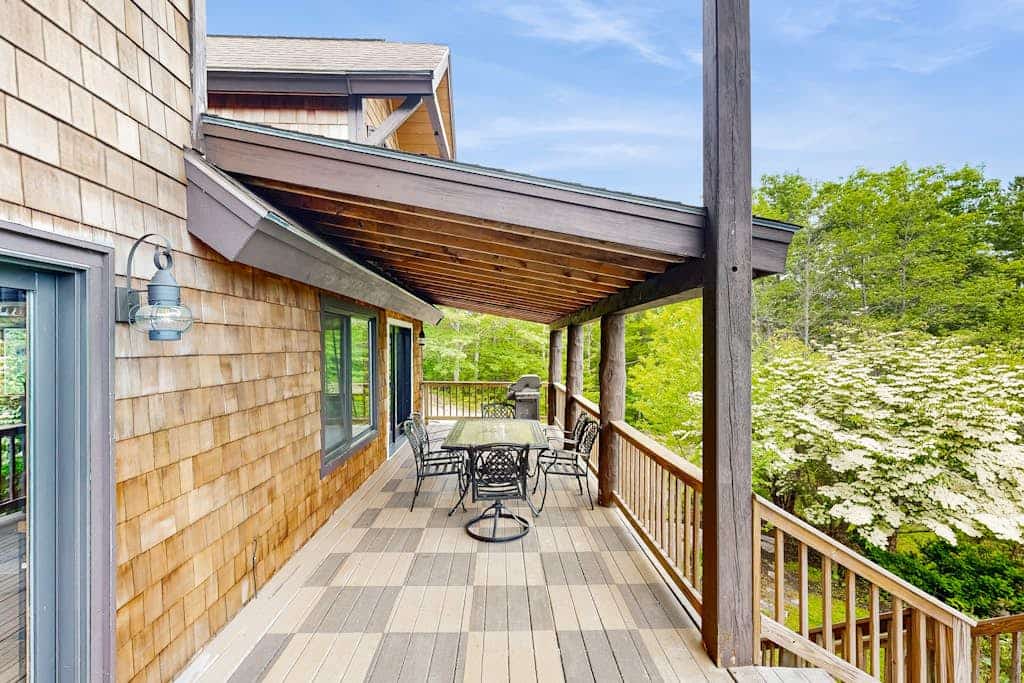 Spectacularly updated family mountain lodge w/deck & amazing views