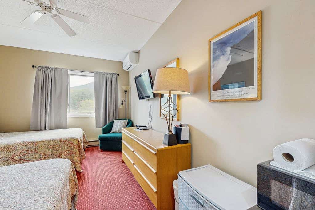 Mountainside efficiency w/ pool & hot tub; walk to lifts & town