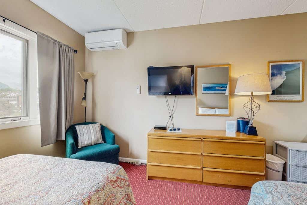 Mountainside efficiency w/ pool & hot tub; walk to lifts & town