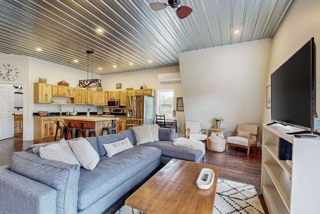 Mountain view retreat with furnished deck, kitchen, gas grill, & washer/dryer