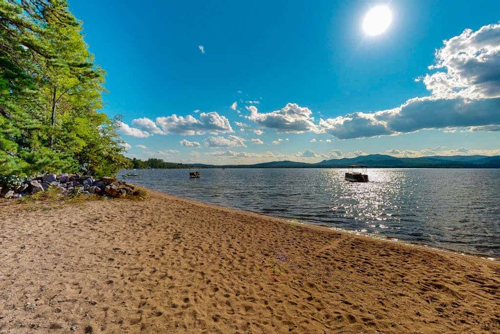 Private spacious mountain view w/ beach rights, hot tub, spacious deck & firepit