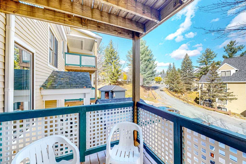 Ski-in/ski-out condo with deck, wood-burning fireplace, & community amenities