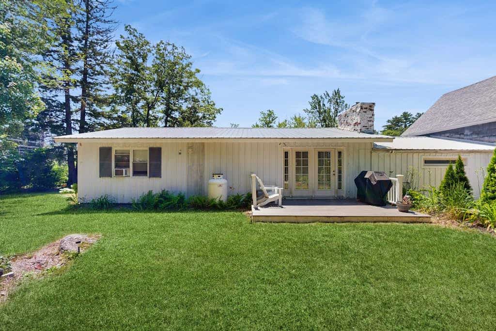 Intown home w/ views, private deck & firepit; close to  Mt. Cranmore