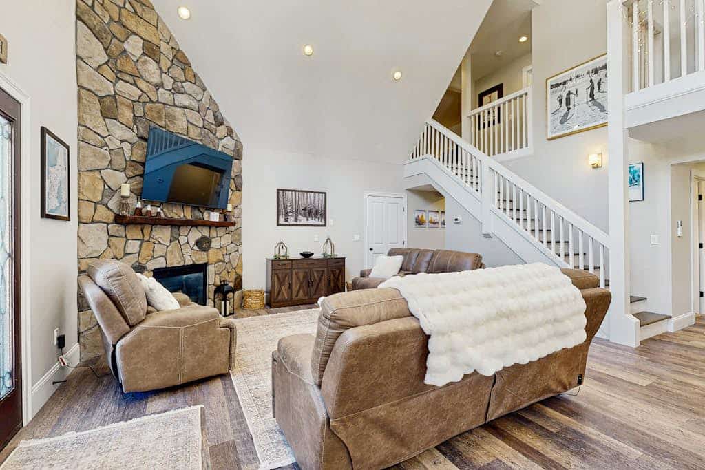 Mountainside townhome w/ hot tub:  walk to lift & downtown