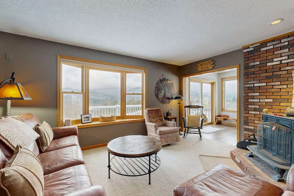 Mountain view home w/ large yard, W/D; near skiing, hiking and golf