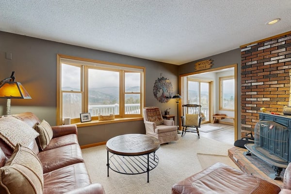Mountain view home w/ large yard, W/D; near skiing, hiking and golf