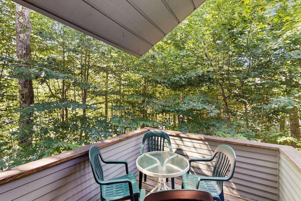 Mountainside condo w/ view, pool & rec room access, near skiing, town & hiking