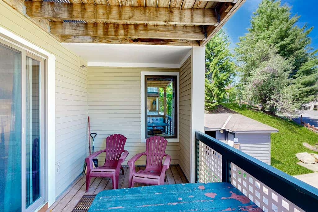 Ski-in/ski-out condo w/ deck, wood-burning fireplace, wifi, community amenities