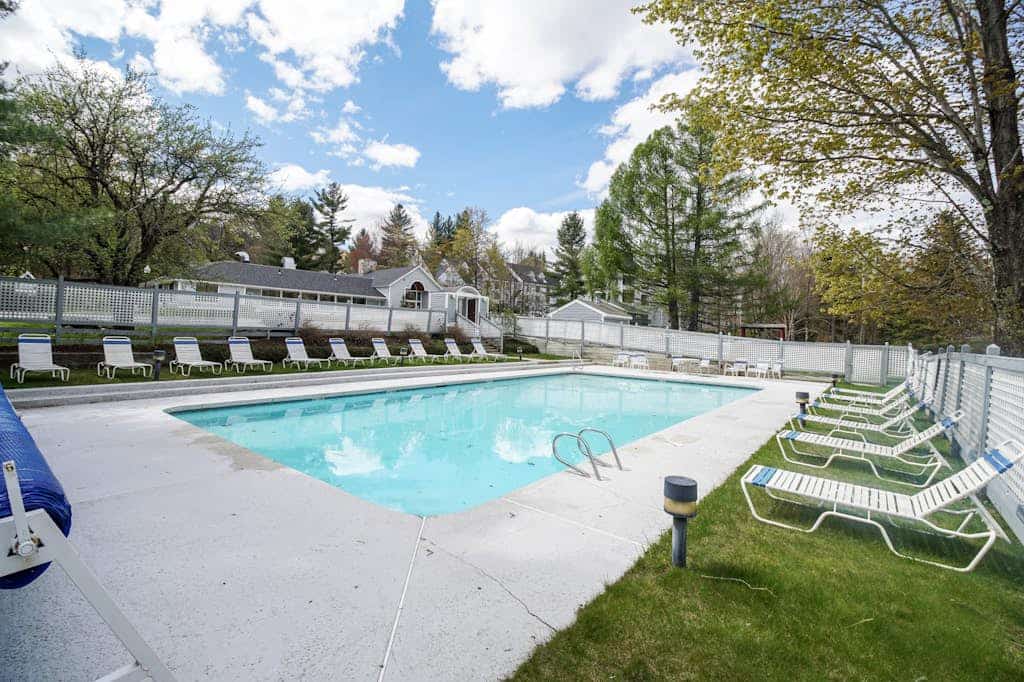 Ski-in/ski-out condo w/ deck, wood-burning fireplace, wifi, community amenities