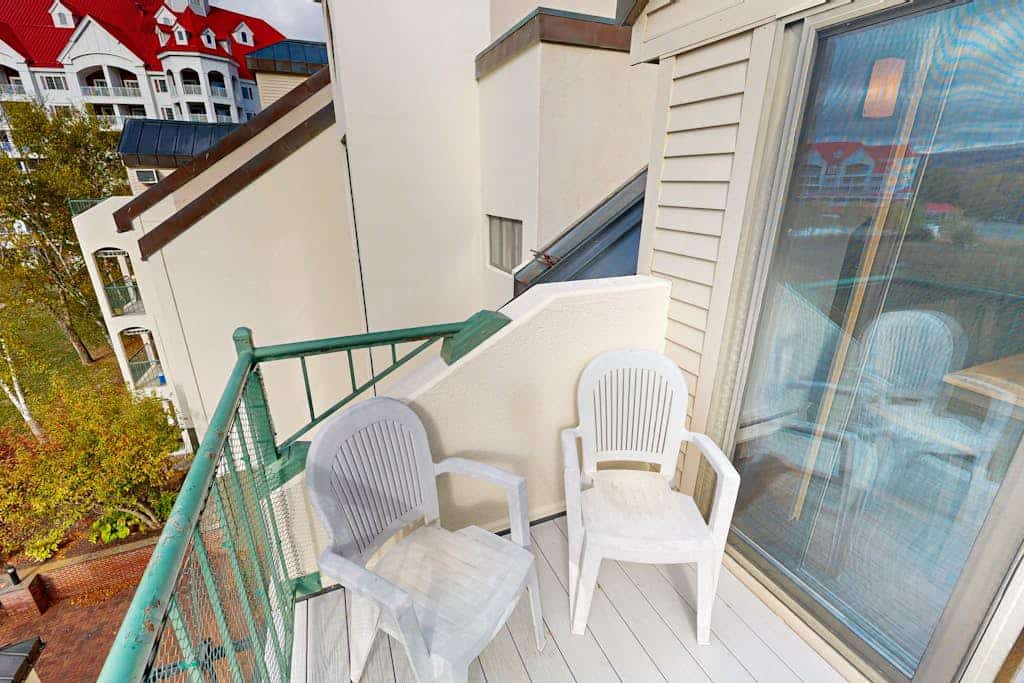Mountainside condo w/ pool & rec room:  walk to downtown & lifts