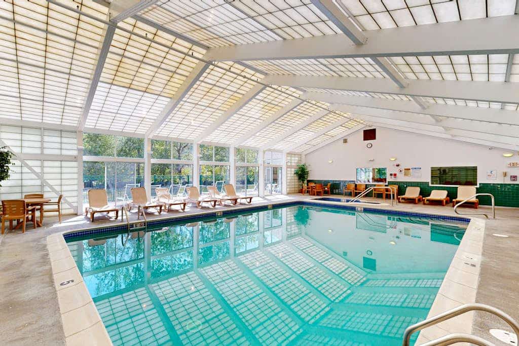 Mountainside Condo: walk to ski lift & town w/ pool & rec room