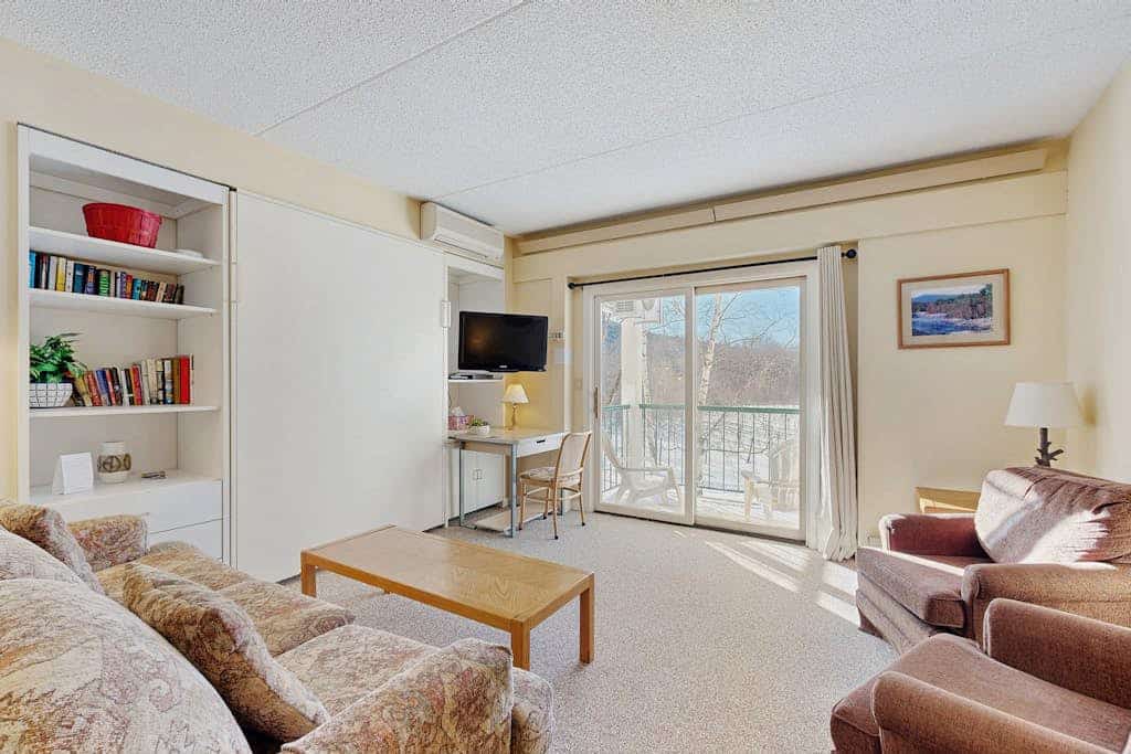Mountainside Condo: walk to ski lift & town w/ pool & rec room