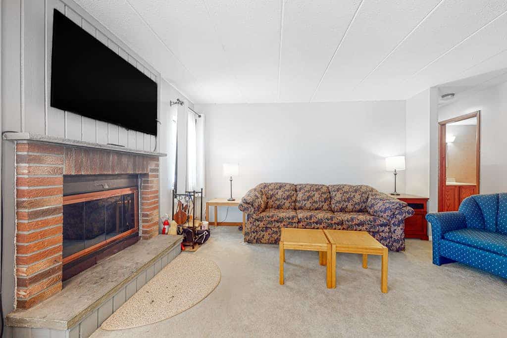 Spacious condo with fireplace, pool, sauna, and hot tub access - near slopes