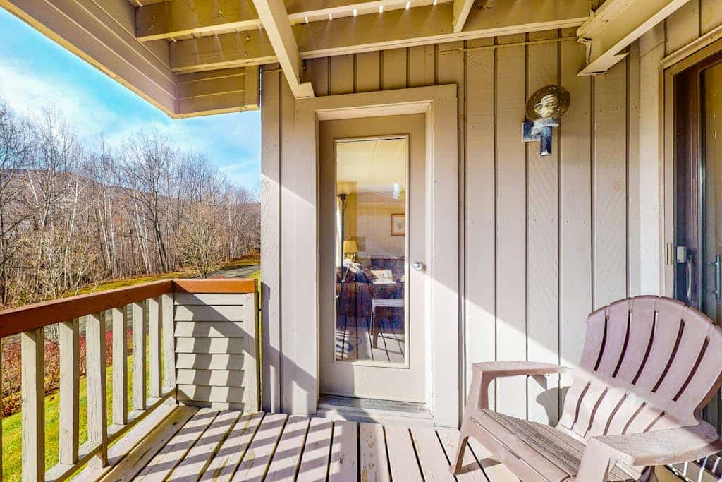 Cozy mountain condo w/ fireplace, views, hot tub, pool, sauna, gym, shuttle, w/d