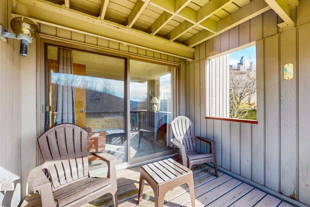 Cozy mountain condo w/ fireplace, views, hot tub, pool, sauna, gym, shuttle, w/d