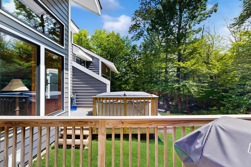Spacious Mount Snow condo near slopes with private hot tub, sauna & fireplace