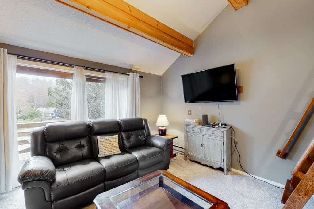 3-story mountain condo with deck, balcony, shuttle to slopes, fireplace, & W/D