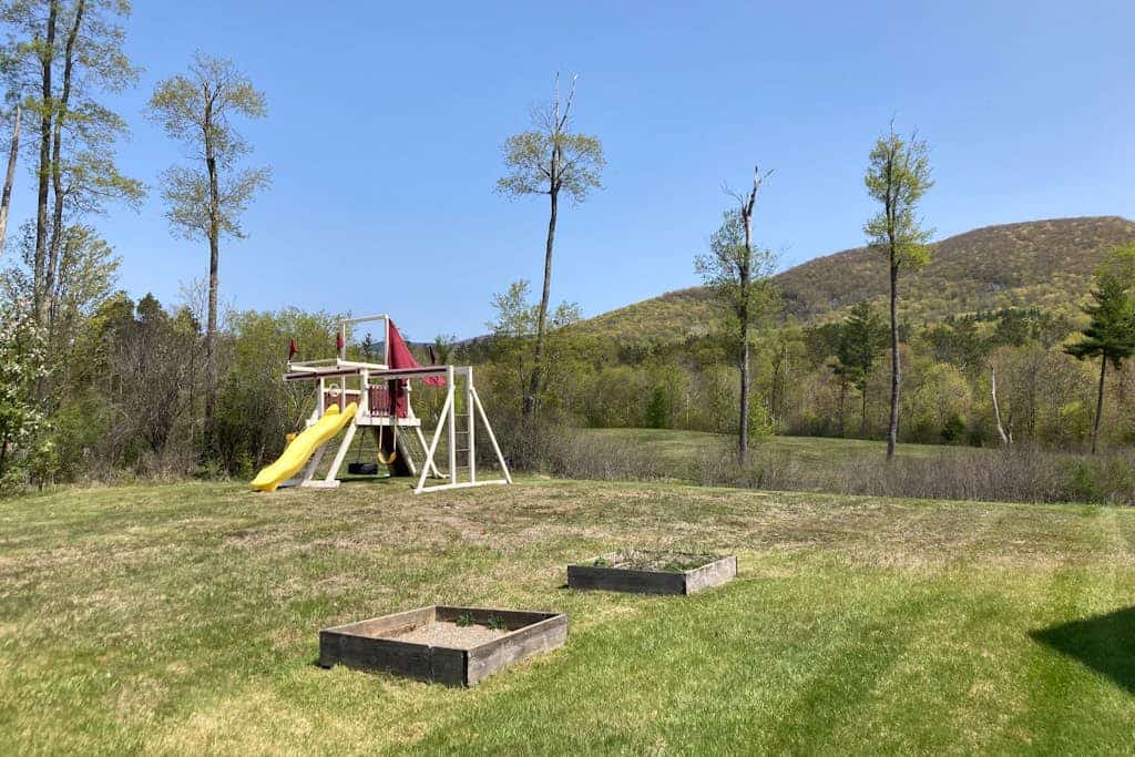 Mountain view home with large yard, lovely deck, pool table & fireplace