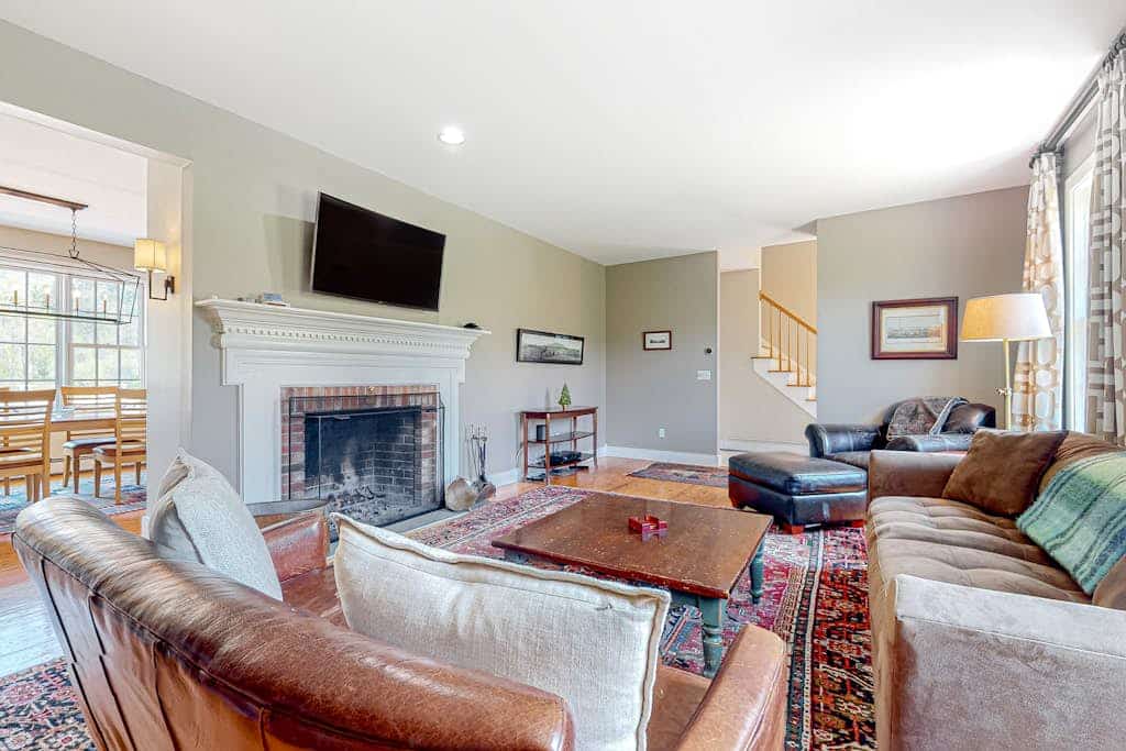 Mountain view home with large yard, lovely deck, pool table & fireplace
