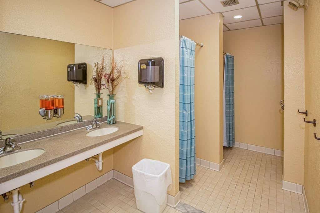 Comfortable condo with fireplace, pool, and sauna access - near slopes