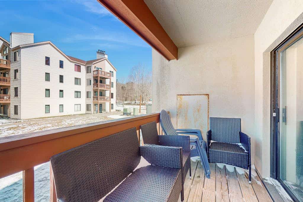Comfortable condo with fireplace, pool, and sauna access - near slopes