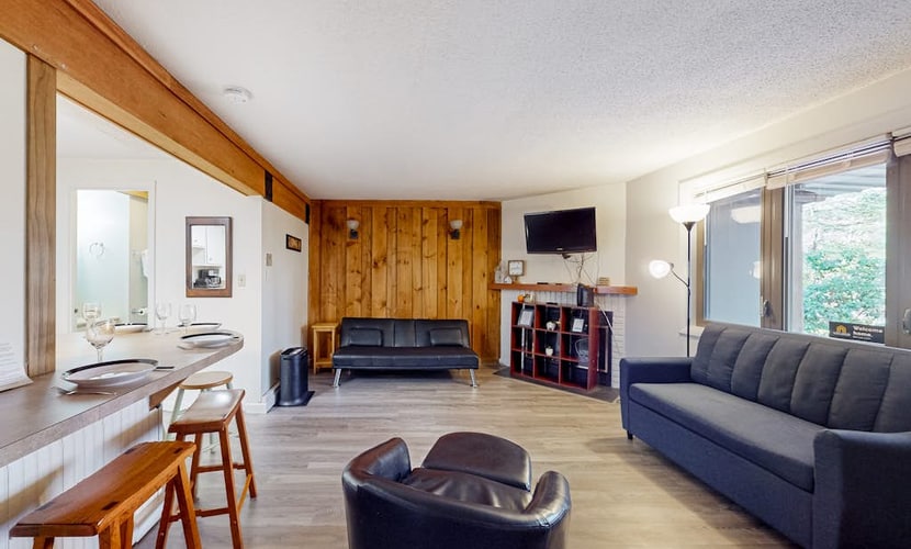 All-seasons condo with on-site golf, pools, athletic courts, gym, & EV charger