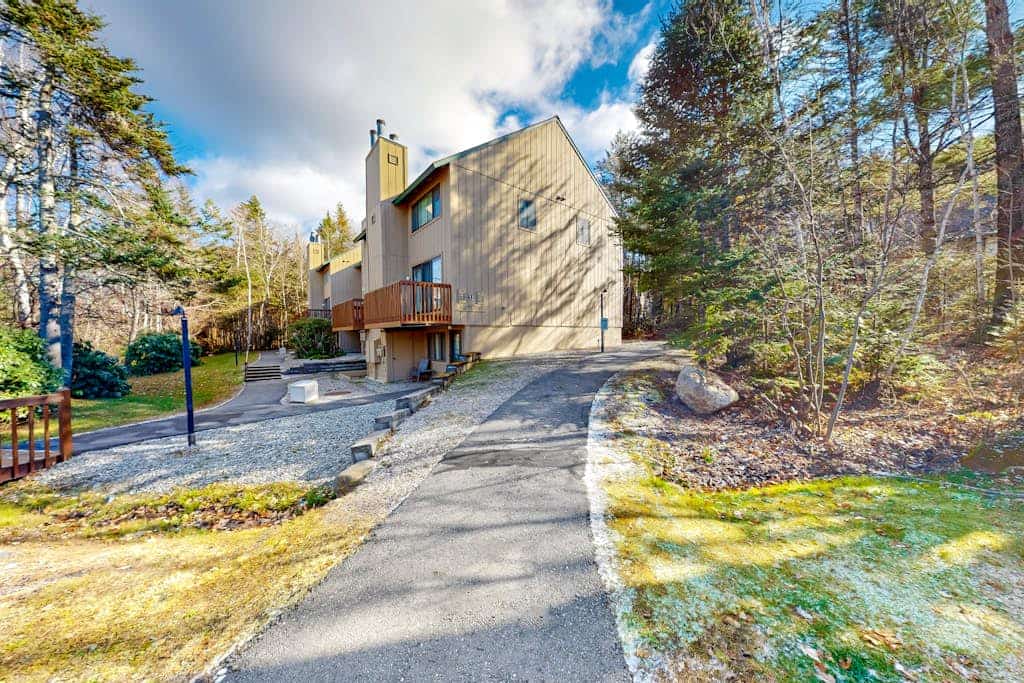 All-seasons condo with on-site golf, pools, athletic courts, gym, & EV charger