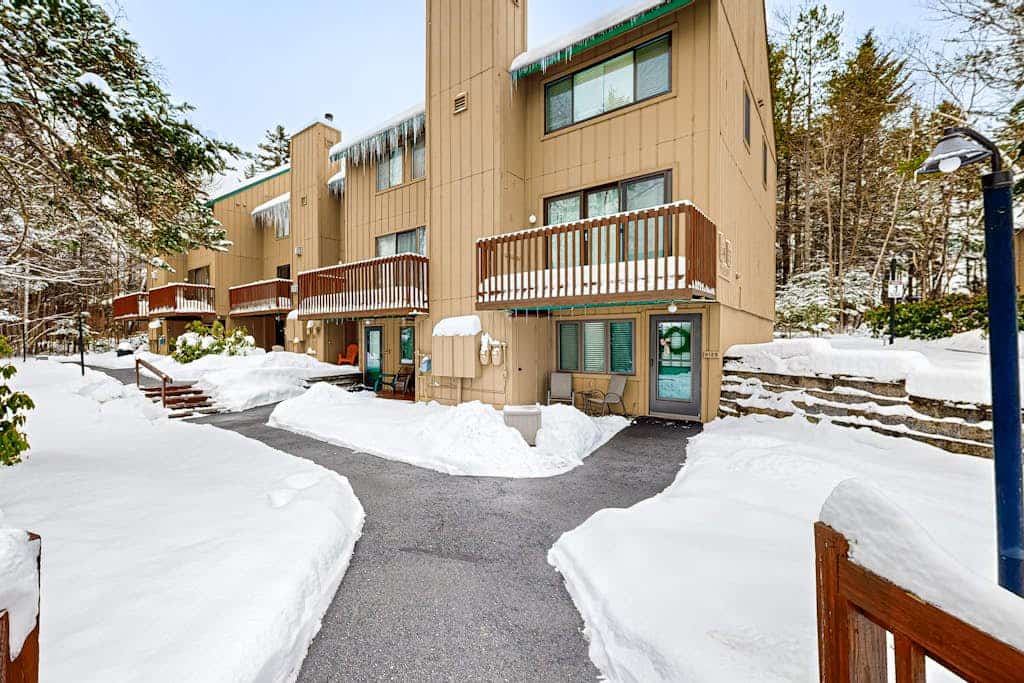 Cozy condo near town square & slopes w/ gas fireplace, pool/deck-Dog Friendly