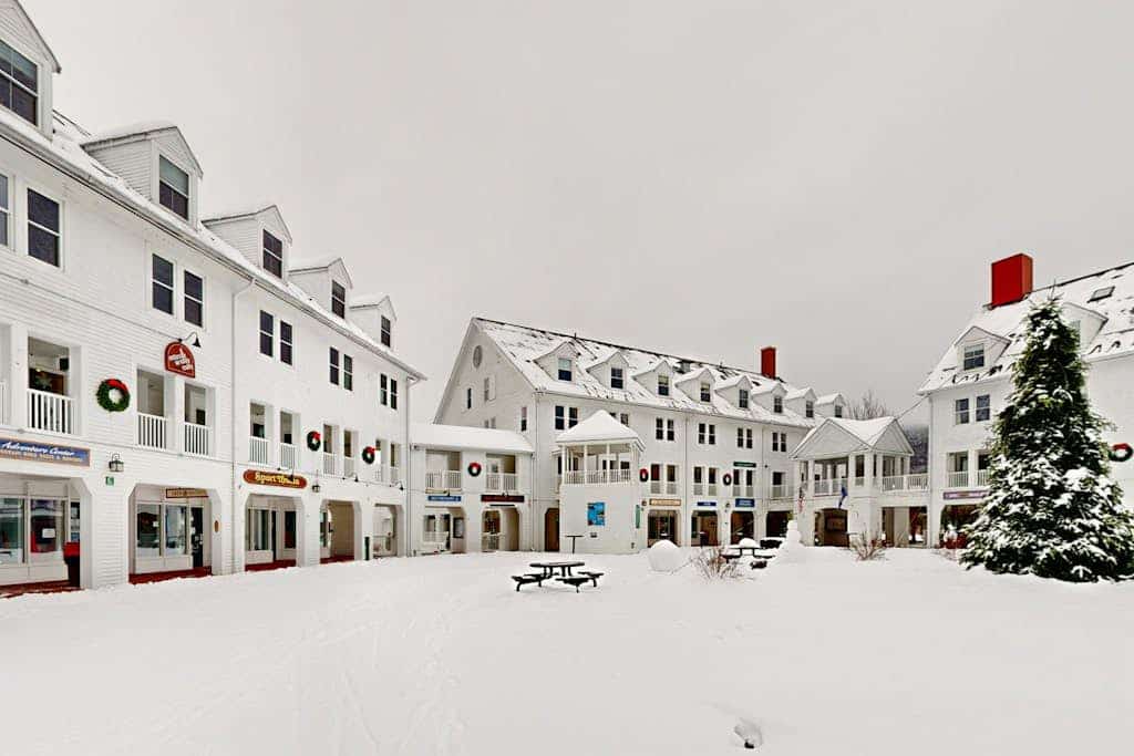 Cozy condo near town square & slopes w/ gas fireplace, pool/deck-Dog Friendly
