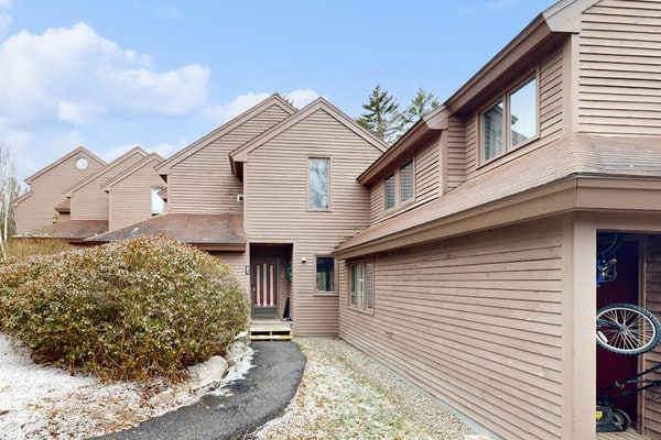 All-season landing pad with resort amenities, mtn views, & W/D - dog-friendly