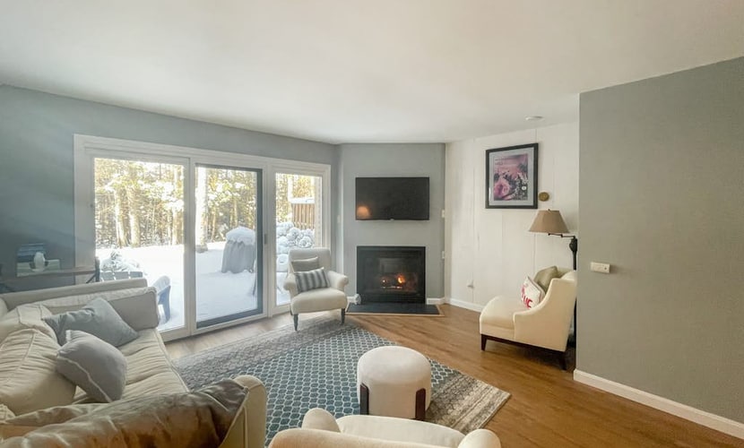 Ground-floor condo with seasonal pool access, gym, tennis - walk to town square