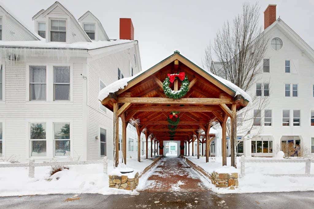 Ground-floor condo with seasonal pool access, gym, tennis - walk to town square