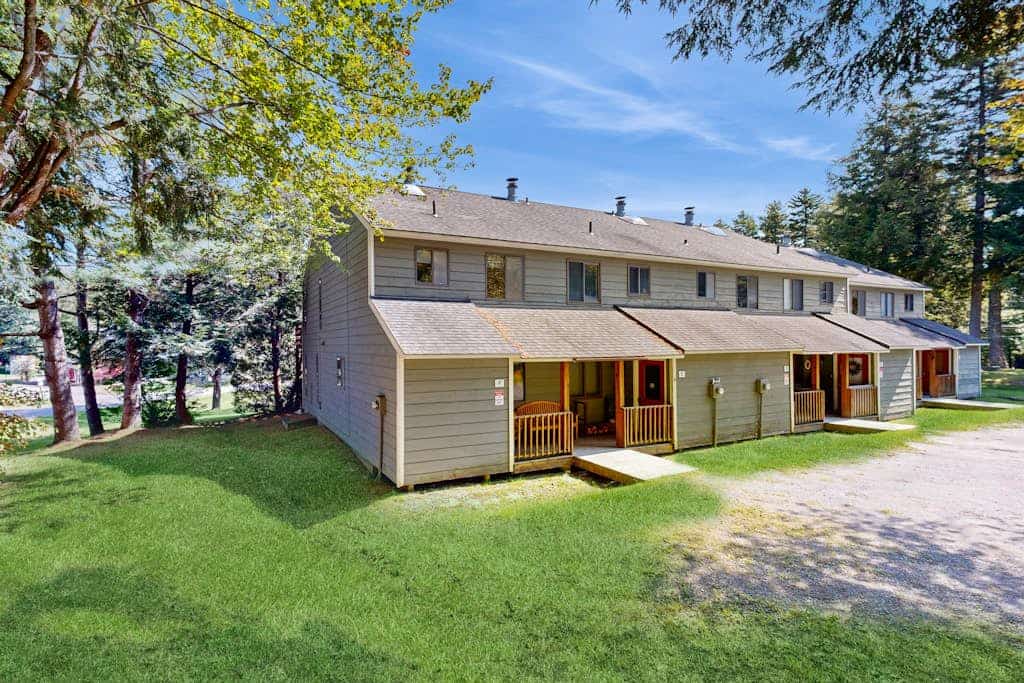 Cozy condo w/ wood-burning fireplace, deck, wifi, w/d, bus route, TVs, cable