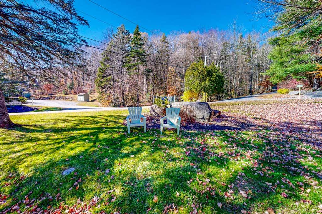 Cozy condo w/ wood-burning fireplace, deck, wifi, w/d, bus route, TVs, cable