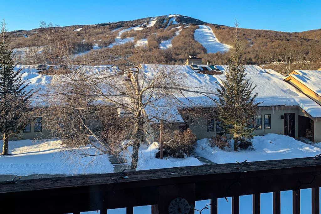 Cozy condo on Moover route w/ amazing views, fireplace, balcony, hot tubs, pool
