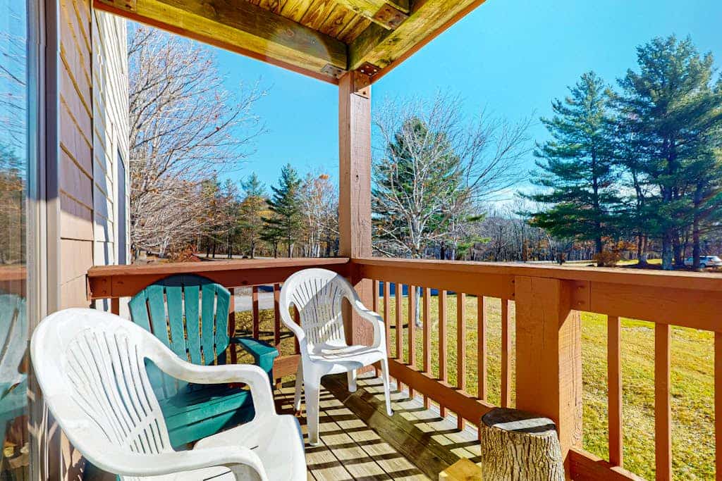 Walk-to-shuttle condo, balcony, fireplace, jacuzzi, pool, hot tubs, sauna