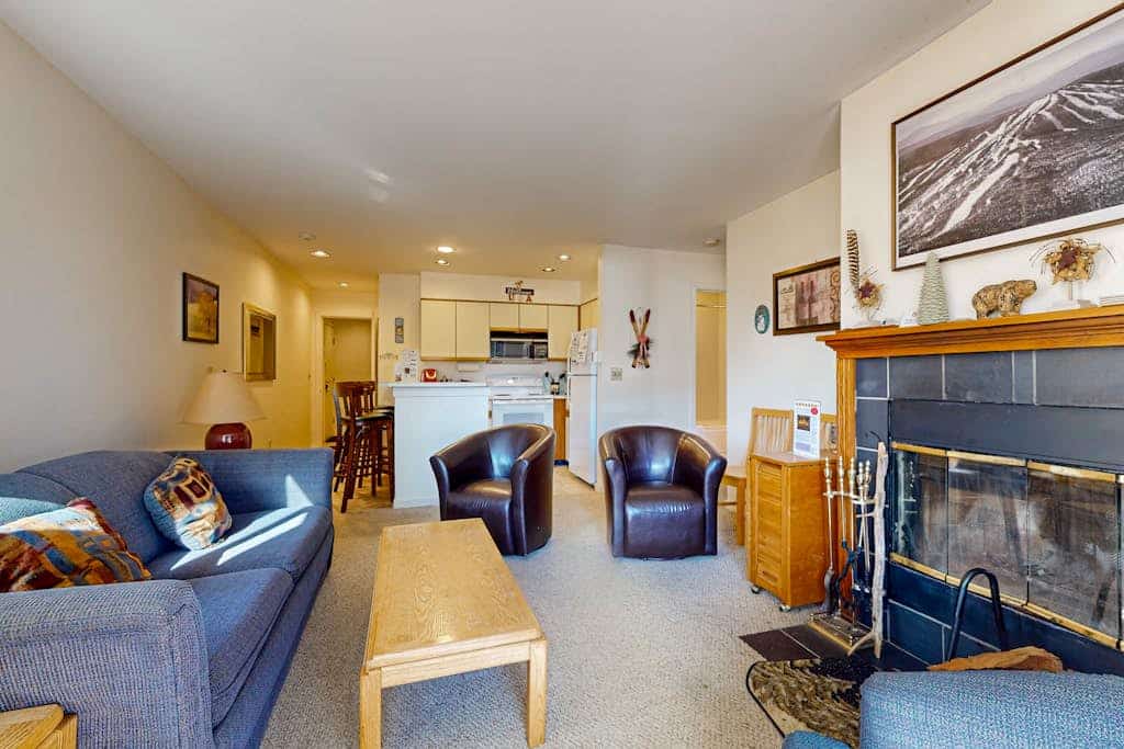 Walk-to-shuttle condo, balcony, fireplace, jacuzzi, pool, hot tubs, sauna