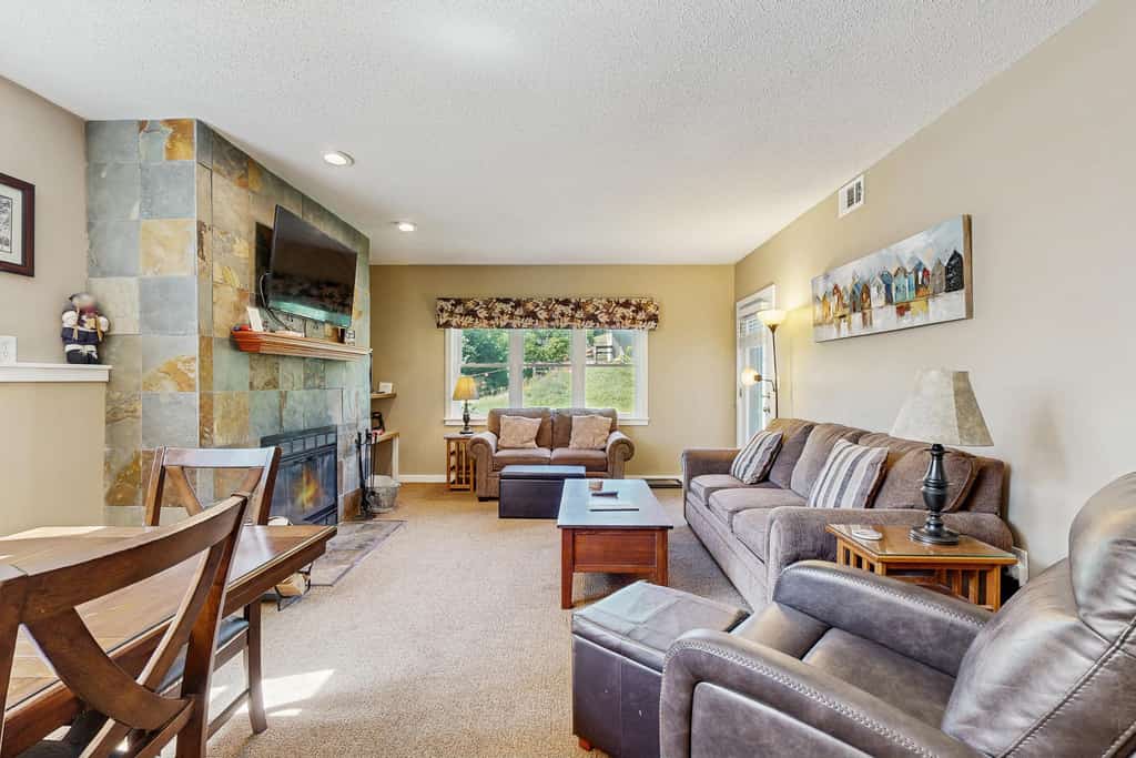 Ski-In/Ski-Out Condo w/ Pool & Seasonal Hot Tubs - Golf & Tennis Nearby
