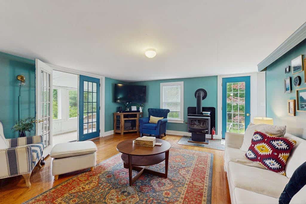 Central home: near town, lake, skiing, rail trial, snowshoe from your door