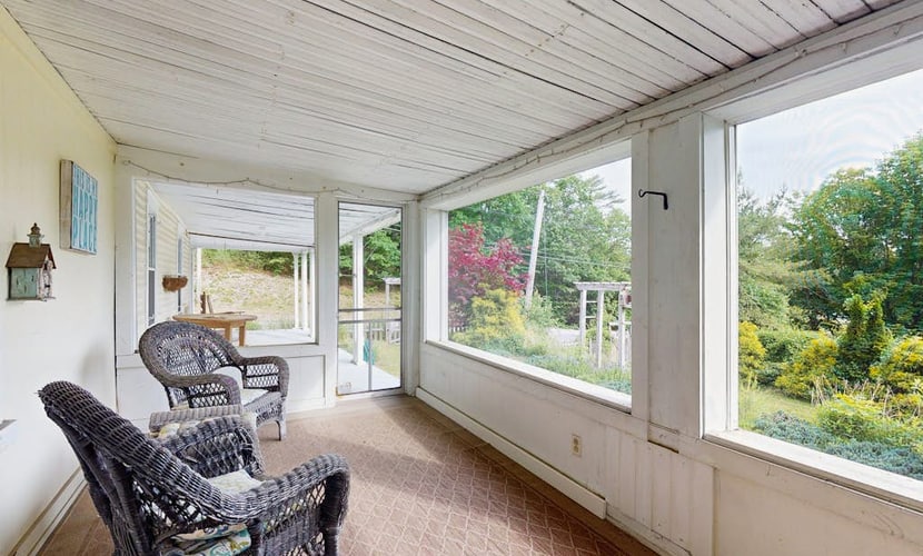 Central home: near town, lake, skiing, rail trial, snowshoe from your door