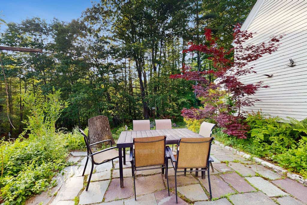 Central home: near town, lake, skiing, rail trial, snowshoe from your door